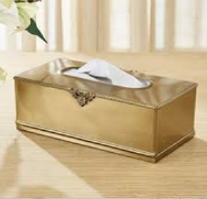 Un support de boîte à mouchoirs rectangulaire élégant avec une finition dorée polie. Il a une ouverture ovale classique sur le dessus - Product Image 6