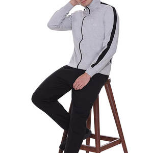 เซ็ตการออกกำลังกายผู้ชายเสื้อและกางเกงโพลีเอสเตอร์แห้งเร็วออกแบบโลโก้ได้ตามต้องการ - Product Image 6