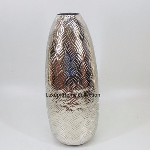 Florero de exhibición de flores y plantas de hoja de aluminio Jarrones de metal de diseño en relieve de color plateado a precio mayorista de proveedor indio - Product Image 1