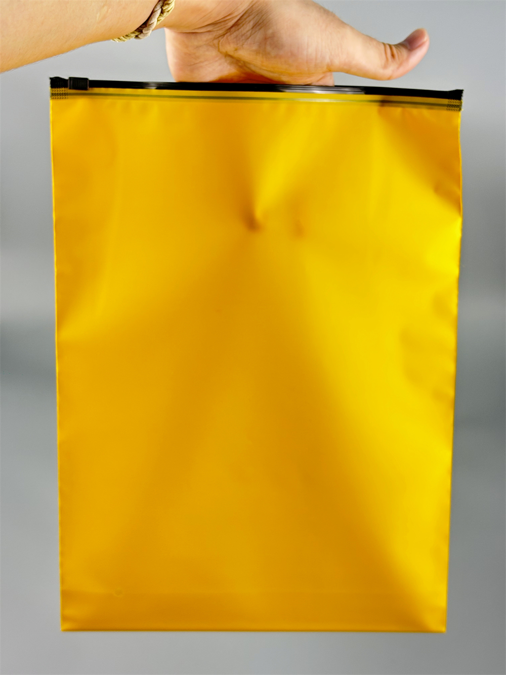 Sac à fermeture éclair jaune