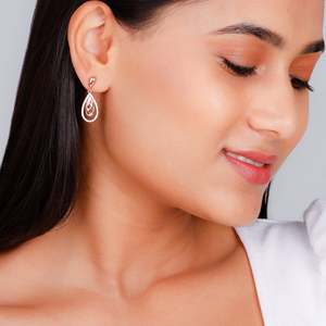 ต่างหูหยดน้ำสีโรสโกลด์อันทันสมัยสร้างขึ้นเพื่อความสง่างามตามแฟชั่น - Product Image 4