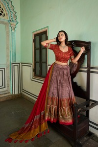 Lehenga Choli de seda Tussar con estampado Kasmiri y trabajo en lámina para bodas, fabricante y proveedor de moda femenina de Surat. - Product Image 4