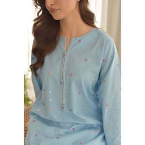 Ensemble 3 pièces SAPPHIRE : Chemise brodée en lawn pour usage quotidien avec dupatta imprimée en mousseline et pantalon brodé - BIC-4566 - Product Image 3