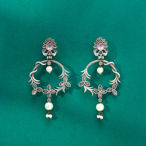 Dernières boucles d'oreilles de lustre de mode de qualité d'exportation en ligne Cerceau plaqué oxydé classique avec un look élégant - Product Image 3