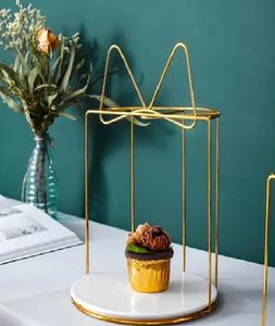 Soporte decorativo para pasteles de metal de 2 niveles con volutas dorados adornados. Disponible a precios mayoristas - Product Image 3