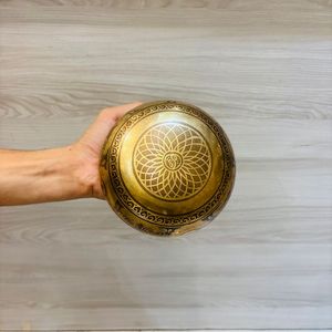 Bol chantant himalayen traditionnel en bronze fait à la main artisanat en métal inspiré du bouddhisme pour la guérison des chakras et la thérapie par le son - Product Image 4