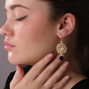 Pendientes Colgantes de Cono de Piedra Solar Azul Dua, Hechos a Mano en Latón con Baño de Oro de 18K, Joyería Elegante y Moderna para Bodas - Product Image 6