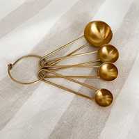 Ensemble de couverts en métal inoxydable finition argent au design royal élégant pour les tables de dîner de luxe et les occasions festives