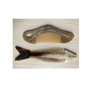 Peine de dientes en forma de pez de estilo clásico Herramienta de estilismo para el cuidado del cabello de cuerno de búfalo único para uso doméstico Precio bajo - Product Image 1