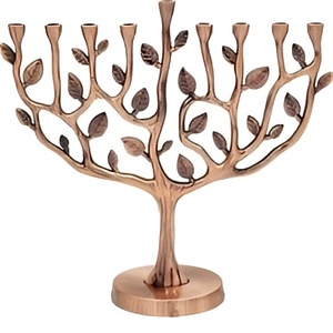 Soporte moderno para velas Menorah judía de latón de nueve brazos con pulido brillante de cobre y diseño en relieve para decoración del hogar - Product Image 4