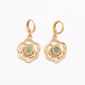 Pendientes de aro hechos a mano con piedras preciosas de ónix verde, forma redonda chapada en oro, estilo de flor texturizada, joyería de gota de moda - Product Image 4