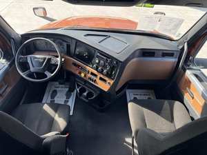 Offre Spéciale – Camion Semi-Remorque Cascadia 126 Sleeper 2021 d'Occasion en Excellent État – Cabine Couchette à Toit Moyen de 72 Pouces, 455 CV, Boîte Automatique DT12 à 12 Vitesses, Prêt à l'Exportation - Product Image 2