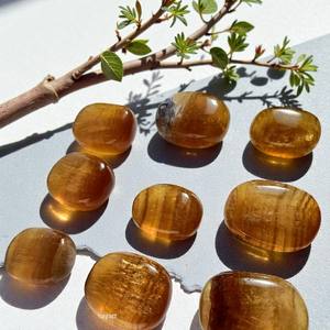 Venta al por mayor de alta calidad de cristal amarillo fluorita en forma de corazón Palma piedra mejor precio decoración del hogar tallado Feng Shui grabado - Product Image 1