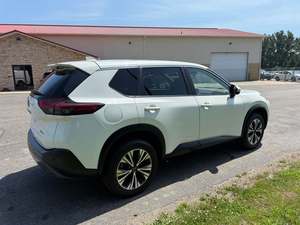 Nissan Rogue SV AWD 2023 Sièges en cuir Transmission automatique Phares LED/Xénon Toit ouvrant 8 airbags Cuir R18 Essence Foncé - Product Image 3