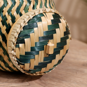 Caja de Almacenamiento de Bambú Hecha a Mano de Dos Tonos con Tapa / Caja Decorativa de Bambú Tejido con Patrón en Contraste - Product Image 4