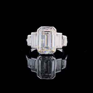 Bague de fiançailles en or massif 14K/18K, sertie de diamants de laboratoire de luxe taille émeraude, style hip-hop, clarté VS1, certifiée IGI - Product Image 1