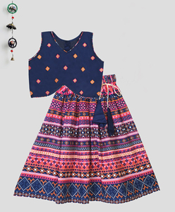 Conjunto de Lehenga Choli Tradicional Azul Bandhani para Niños de Shoryam Fashion |   Vestido Largo Listo para Usar de Secado Rápido para Fiestas y Bodas - Product Image 1
