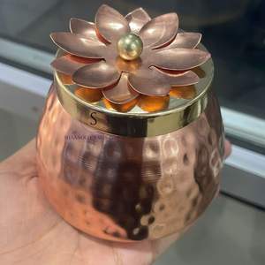 Jarra de Cobre Hecha a Mano en India, Jarra de Regalo de Diseño con Hermoso Patrón Floral, Jarras de Diseño para Regalos y Recuerdos - Product Image 1