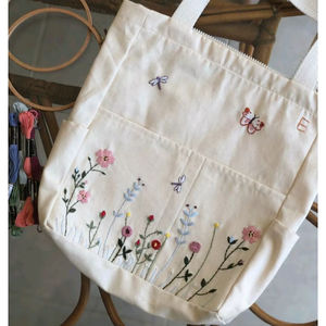 Sac fourre-tout en coton brodé Pastel Garden avec broderie de jardin et d'insectes en crème, conçu pour un transport quotidien élégant - Product Image 1