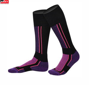 Chaussettes de sport respirantes pour hommes de couleur unie, confortables pour l'hiver avec impression numérique du service OEM. - Product Image 3
