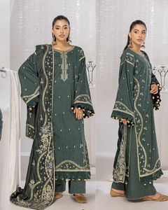 Colección SSumaira Colección Premium Winter Collection Camisa Dhanak bordada emparejada con chal de terciopelo suave - Product Image 6