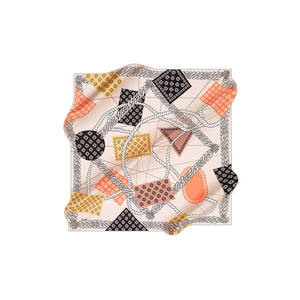 ผ้าพันคอผ้าไหมซาตินดีไซน์วินเทจลายสี่เหลี่ยมสีเบจ - Product Image 1