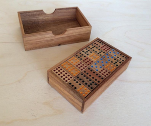 Jeu de dominos en laine écologique moderne, design artisanal, dominos gravés à la main, jeu de société d'intérieur, finition de qualité supérieure - Product Image 3