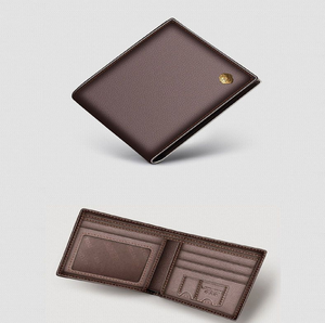 Un portefeuille marron décontracté avec une finition texturée et une petite étiquette d'accent rouge accrocheuse. Disponible à un prix de gros. - Product Image 4