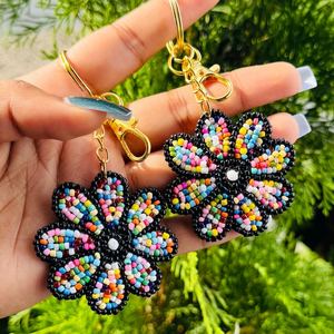 Llavero Bordado con Cuentas de Flores: Amuleto de Hibisco Hecho a Mano, Accesorio para Bolso, Cuentas de Semillas, Llavero para Coche - Product Image 3