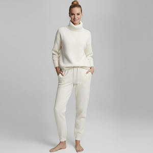 ชุดเสื้อสเวตเตอร์ไหมพรมถักแบบกำหนดเองสำหรับฤดูหนาว พร้อมกางเกงจ็อกเกอร์และโลโก้ด้านหน้าสำหรับผู้หญิง - Product Image 5