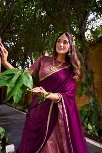 Choli de Seda Dupion con Bordado Zari, Estilo Norteamericano, para Bodas y Fiestas, Textura Suave, Encarna un Encanto Étnico Regio - Product Image 2