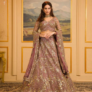 Ropa de fiesta de diseñador para mujer Lehenga Choli con red de mariposa acampanada, capas de lona con estampado dibujado a mano Choli - Product Image 1