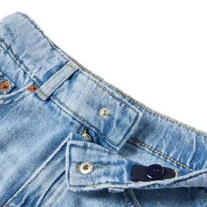 กางเกงยีนส์ขาสั้นเดนิมแบบกำหนดเองสำหรับผู้ชายและผู้หญิง ผู้ผลิตกางเกงยีนส์ขาสั้นแบบ OEM ขายส่งแฟชั่นสตรีทแวร์ ตกแต่งด้วยงานปักและคริสตัลแบบกำหนดเอง - Product Image 4