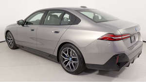 Voiture d'occasion certifiée 2025, faible kilométrage, transmission automatique, sièges en cuir, jamais accidentée et prête à rouler - Product Image 5