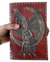Carnet en cuir véritable rouge avec motif de fée sur la lune en relief, reliure cousue, pages vierges à bords festonnés, idéal comme cadeau