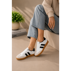 Zapatillas Deportivas Transpirables Blancas y Negras con Detalle de Franja Lateral - Product Image 1