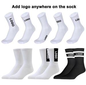 Calcetines de algodón elástico unisex más vendidos, calcetines atléticos de tamaño redondo, impresión digital de moda al por mayor de fabricante joven de Pakistán - Product Image 2
