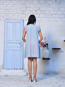 Mini robe élégante 100% coton à rayures pastel, rose et bleu, manches volantées, épaule écologique pour les occasions quotidiennes, méthode tissée - Product Image 2