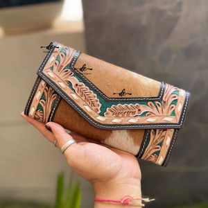 Vente chaude pochette en fourrure de vachette usiné à la main sculpture portefeuille cheveux à la mode sur cacher conception de luxe embrayages élégants pour les femmes - Product Image 1