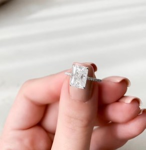 Anillo de Bodas de moissanita de corte radiante con halo oculto Anillo de compromiso de Plata de Ley 925 Tamaño de 10X8MM - Product Image 1