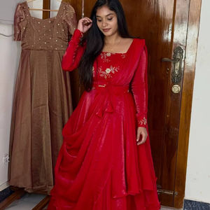 Blusa LAHenga de Estilo Imperio Moderno con Dupatta y Cinturón, Satén FANDY Pesado con Lentejuelas, Bordado con Cremallera, Largo hasta el Suelo, Natural - Product Image 1