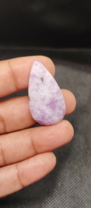 ลาพิโดไลต์ธรรมชาติคุณภาพสูง รูปทรงคาโบชอง สีน้ำเงิน ขัดเรียบ สำหรับทำเครื่องประดับ หินบำบัด ขนาดคละแบบ ขายส่ง UDGEMS - Product Image 6