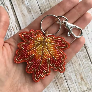 Porte-clés de perles brodées à la main de conception folklorique cadeau de conception unique pour chaque type de couleur de fête couleur bleu marine/doré et marron - Product Image 4