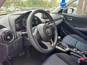 Voiture d'occasion de qualité et abordable, Toyota Yaris iA rouge 2017, conduite à gauche - Product Image 2