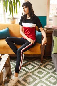 T-shirts et costumes courts à logo personnalisé OEM à la mode Costumes pour femmes Sweatshirts et shorts Costumes de survêtement de couleur et de taille personnalisées - Product Image 2