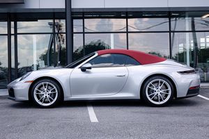 Vehículo Limpio 2025 Por-s-che 911 Carre-ra Cabrio-let 388-hp Flat-6, Paquete Sport Chrono, Interior Rojo Burdeos - Product Image 2