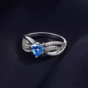 Anillo de Compromiso Jeulia Personalizado con Diseño Único de Corazón con Tallo Dividido y Trenzado - Chapado en Oro de 18K sobre Acero Inoxidable - Product Image 4