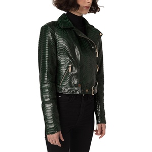 Chaqueta de motorista de cuero de vaca genuino para mujer con cuero en relieve de Pitón, nueva chaqueta de motocicleta de cuero de piel de serpiente de estilo vintage - Product Image 4