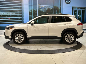 Toyota Corolla Cross LE AWD 2023 d'occasion, couleur blanc cassé, conduite à gauche, sièges chauffants, boîte automatique, jantes en alliage, système de navigation - Product Image 5