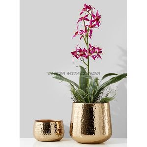 Vase en métal de couleur or avec forme ronde et texture martelée pour décoration intérieure et ensemble d'affichage floral - Product Image 1